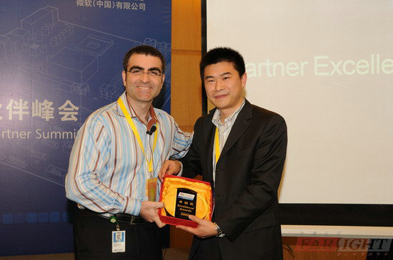 微軟全球嵌入式市場總監(jiān)Olivier Fontana給華清遠(yuǎn)見頒獎