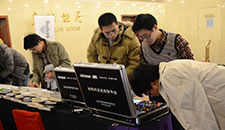 講座現(xiàn)場(chǎng)華清遠(yuǎn)見(jiàn)研發(fā)設(shè)備展臺(tái)