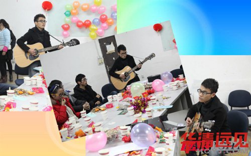 同學(xué)表演吉他彈唱